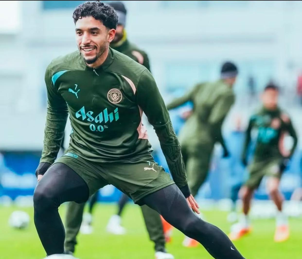 爱游戏官网-17岁亚马尔侧身无视c罗主动握手