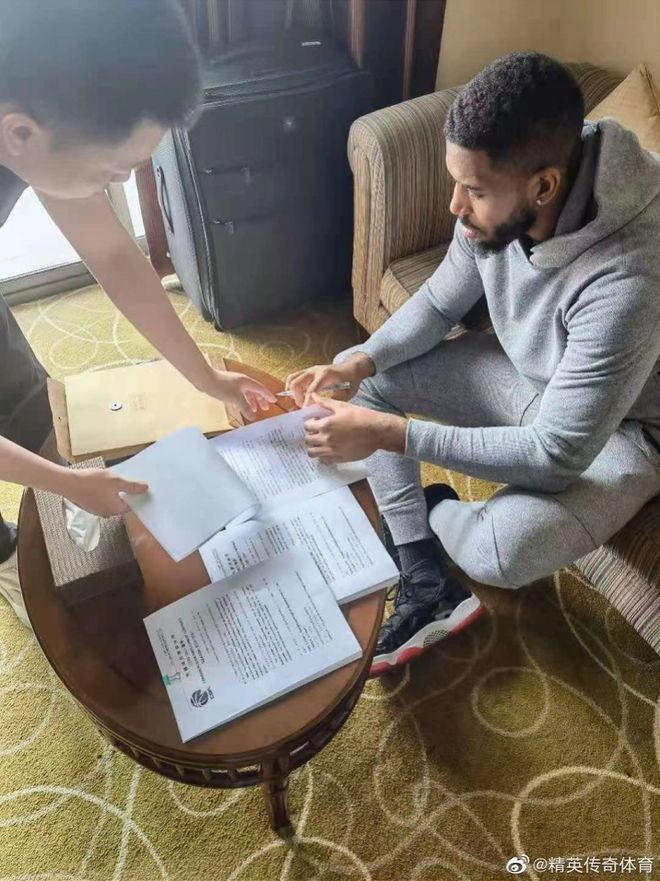 爱游戏-重磅！窗口期巴黎圣日耳曼调整名单多伦多猛龙围绕CBA季后赛战术微调，国际比赛日克里夫兰骑士备战足总杯